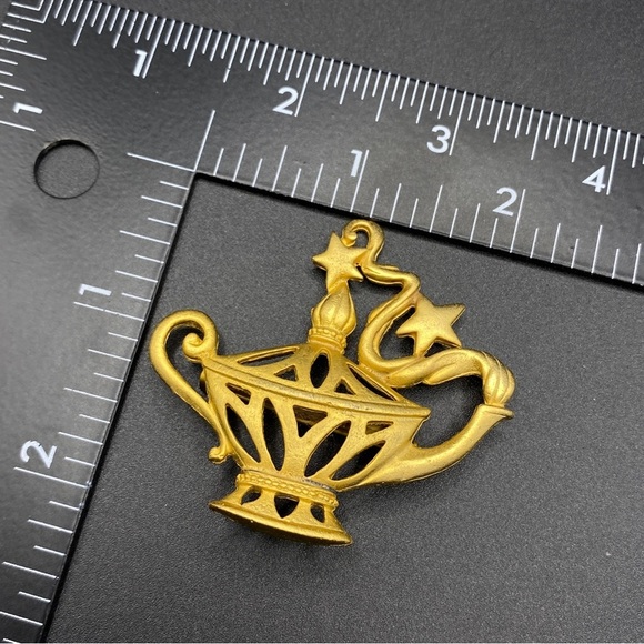 1928 Vintage Genie Aladdin's Lamp Brooch Matte Goldtone - Picture 3 of 5